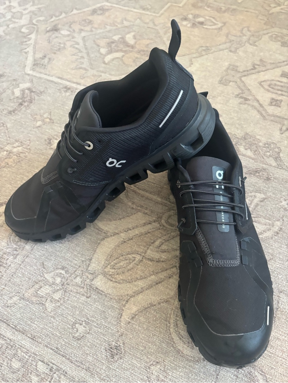 On Running Black Womenโs Sneakers - Cloud Series - Worn Twice